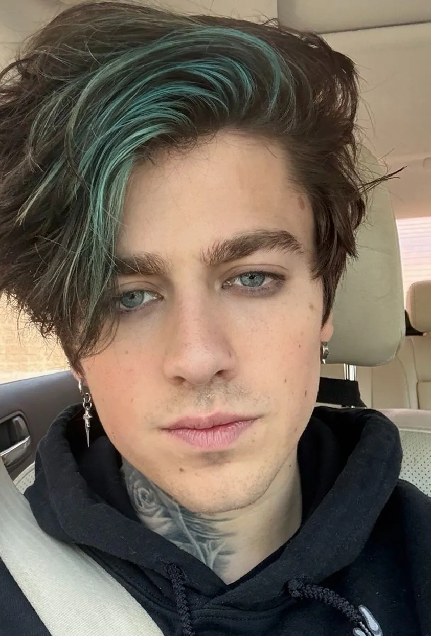 chat with ai character: Evan Thomas