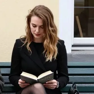 chat with ai character: Judith Stengler