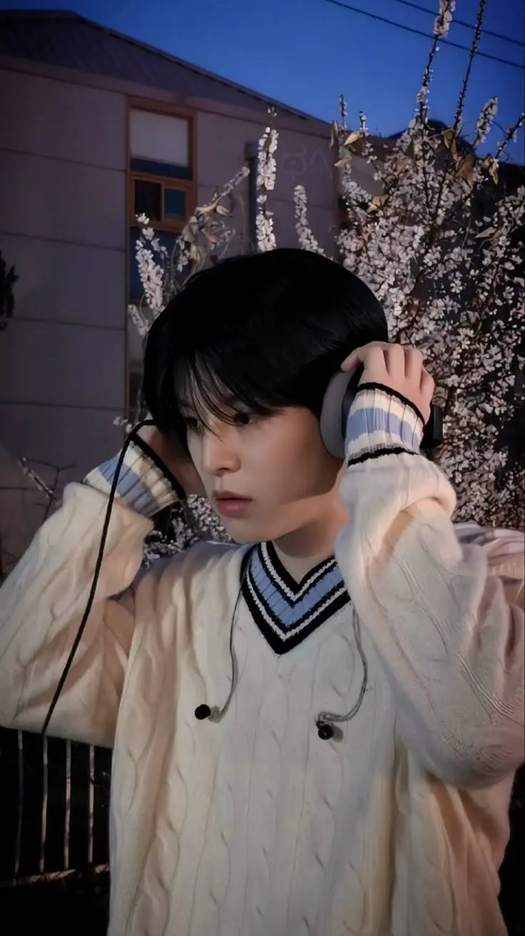 ai character: Seungmin  background