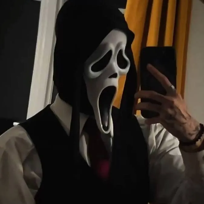 chat with ai character: GHOSTFACE