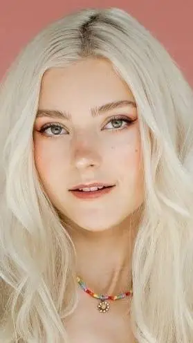 ai character: Eva Elfie background