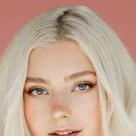 chat with ai character: Eva Elfie