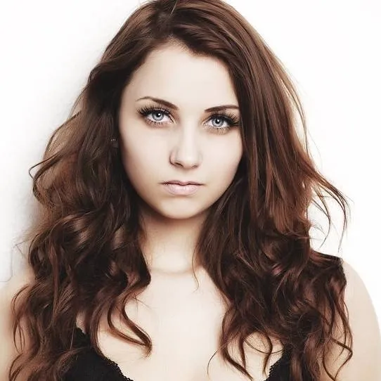 chat with ai character: Nikita 