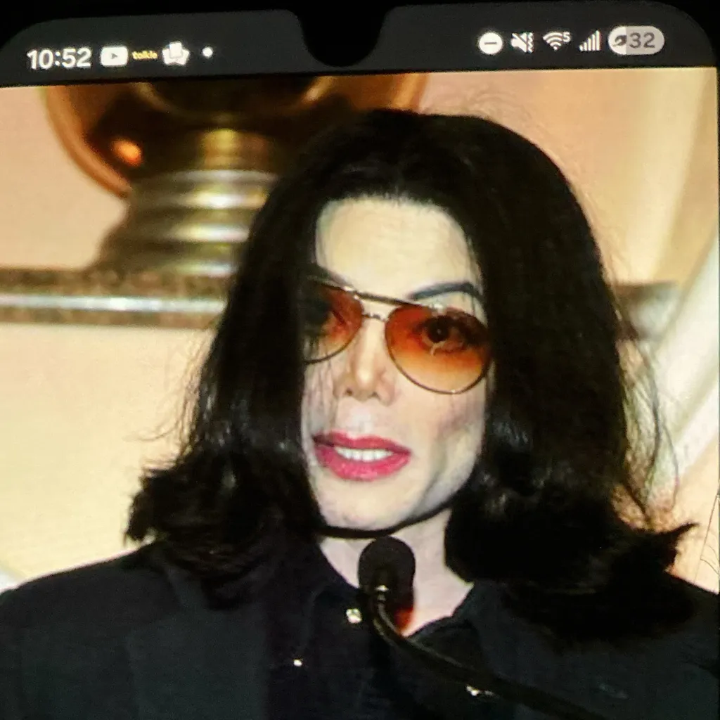 chat with ai character: Micheal Jackson