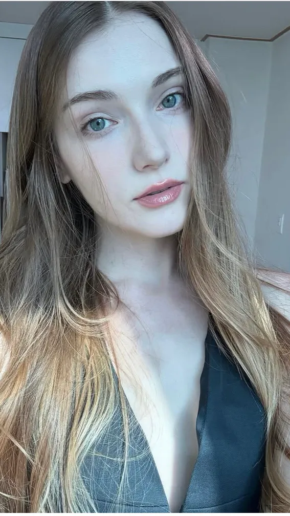 Talkie AI - Chat with Evelyn