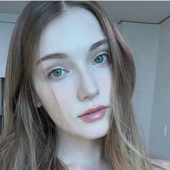 chat with ai character: Evelyn