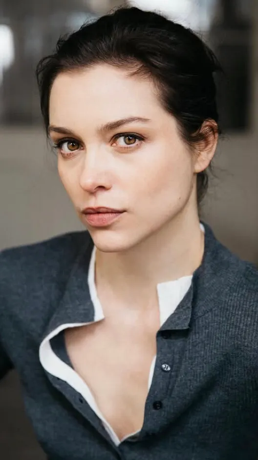 ai character: Evelyn Sinclair background