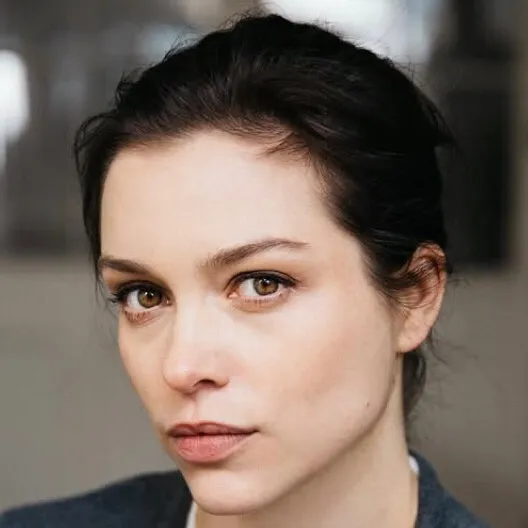 chat with ai character: Evelyn Sinclair