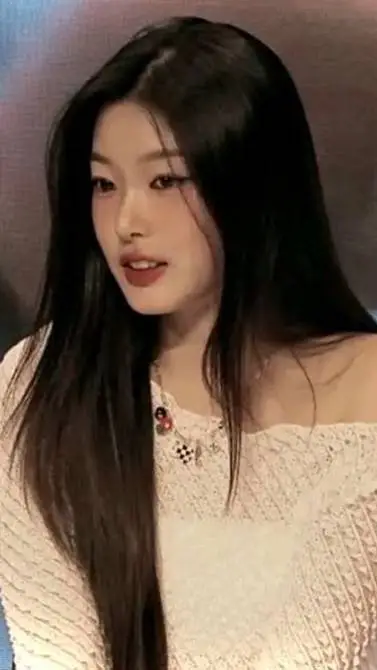 ai character: jeung yoonchae background