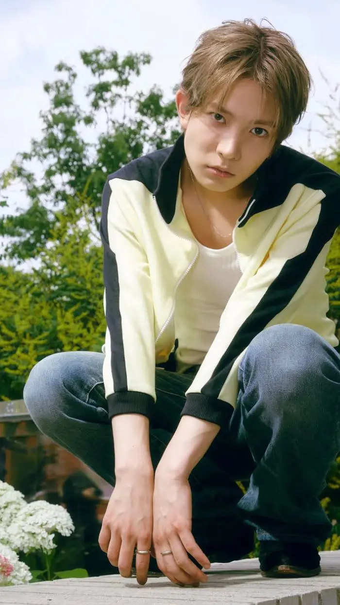 ai character: Lee Heeseung  background