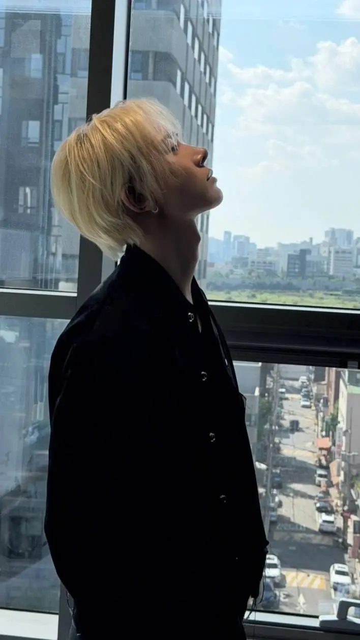 ai character: Lee Heeseung  background