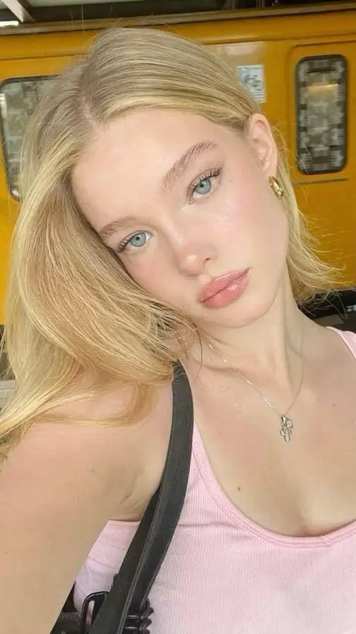Talkie AI - Chat with Sofia