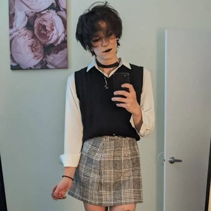 chat with ai character: Manuel (femboy)
