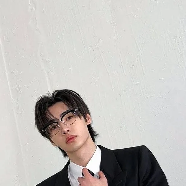 chat with ai character: Sung-hoon