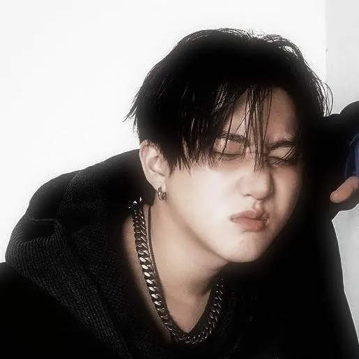 chat with ai character: Seo Changbin