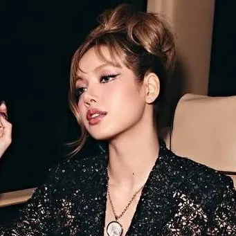 chat with ai character: Lisa