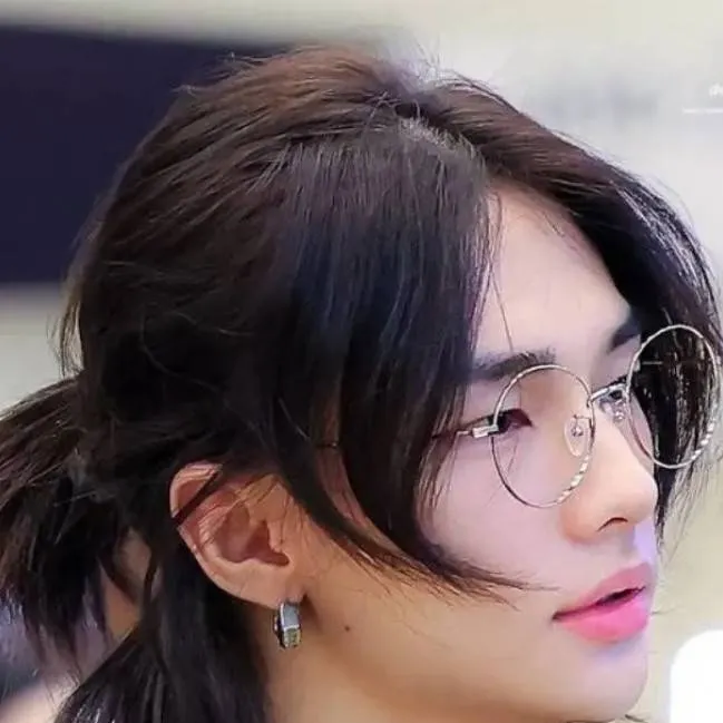 chat with ai character: Hyunjin