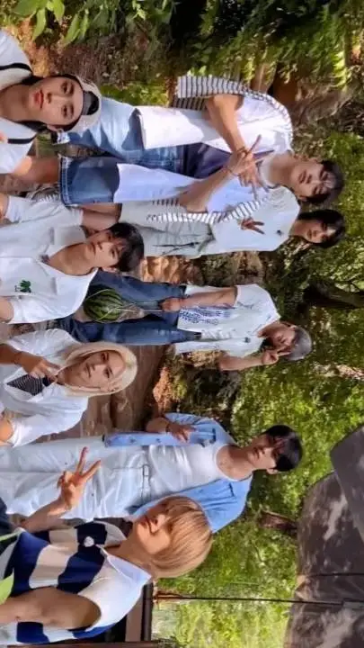 ai character: stray kids 😍 background