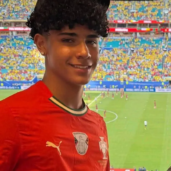 chat with ai character: Cris JR