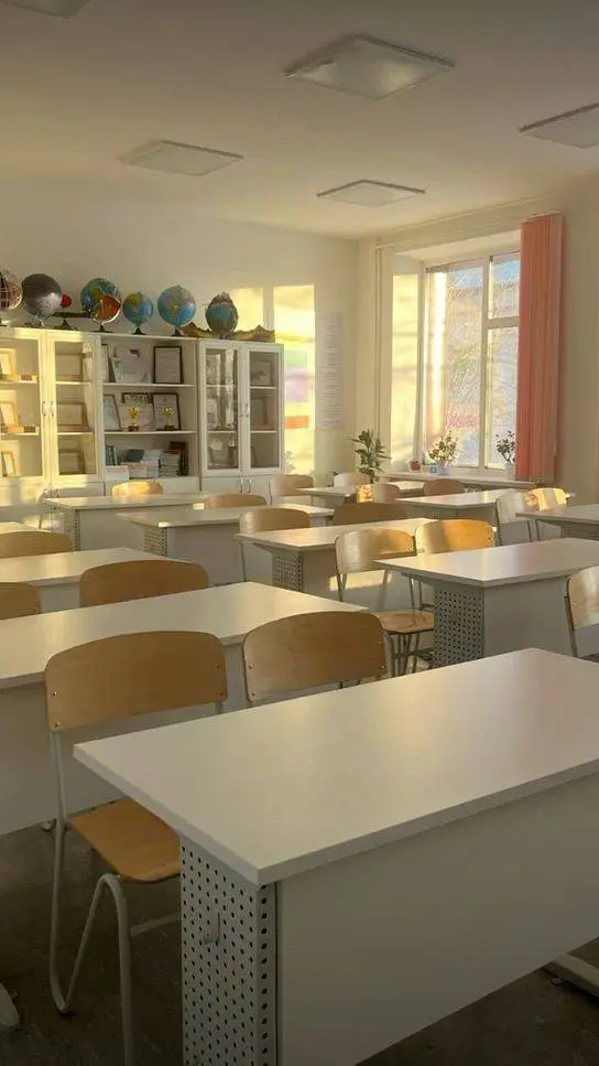 ai character: classroom(pick me) background