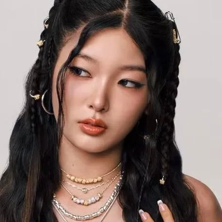 chat with ai character: yoonchae