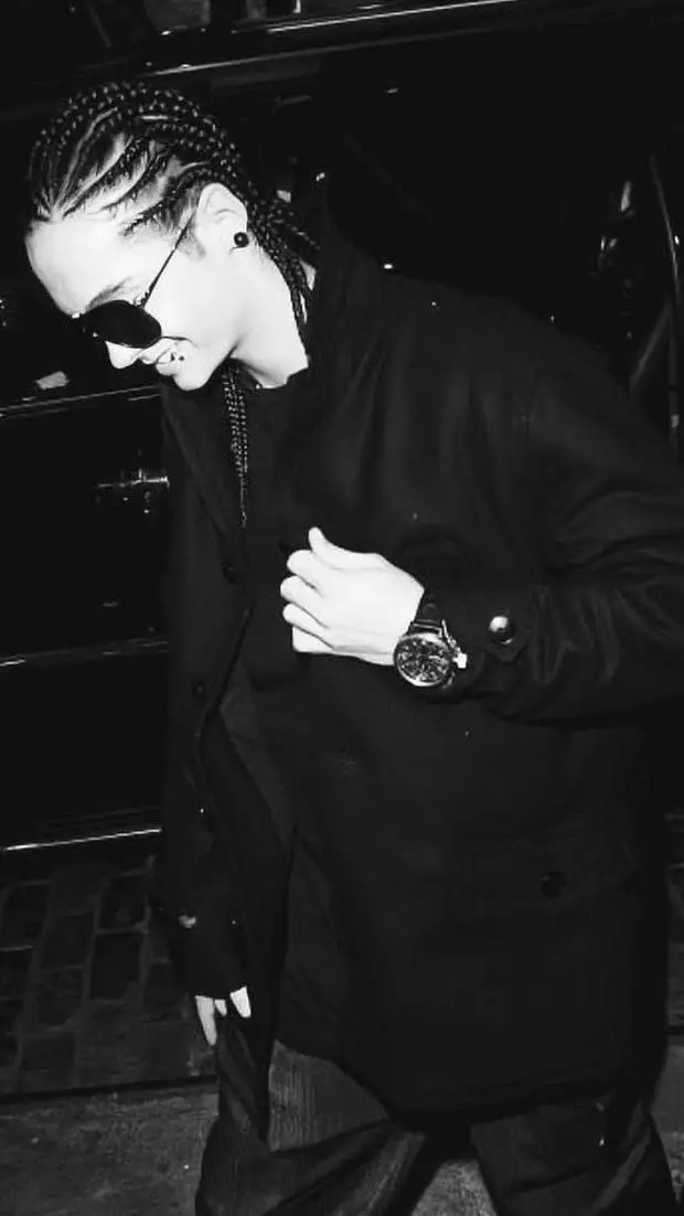 ai character: TOM KAULITZ background
