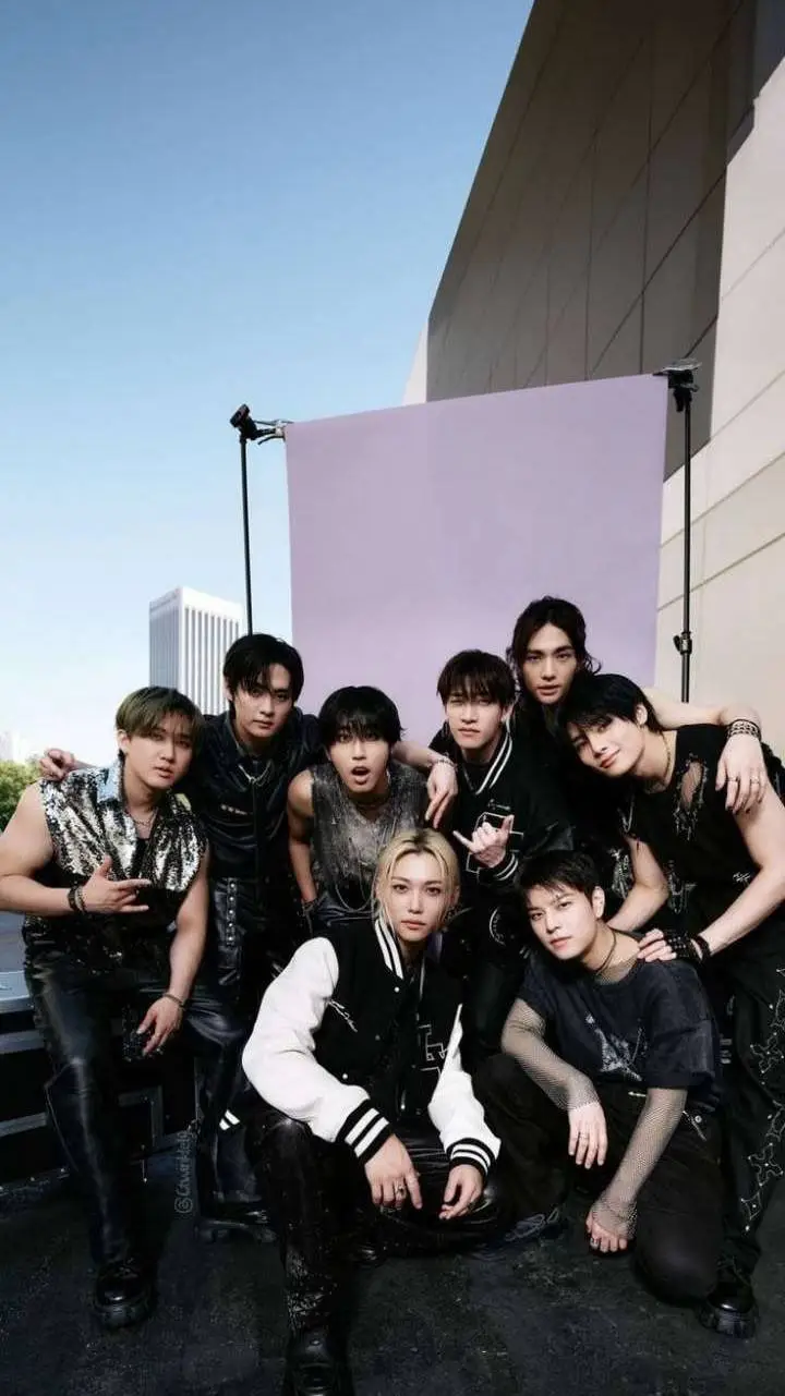 ai character: 💙StrayKids💙 background