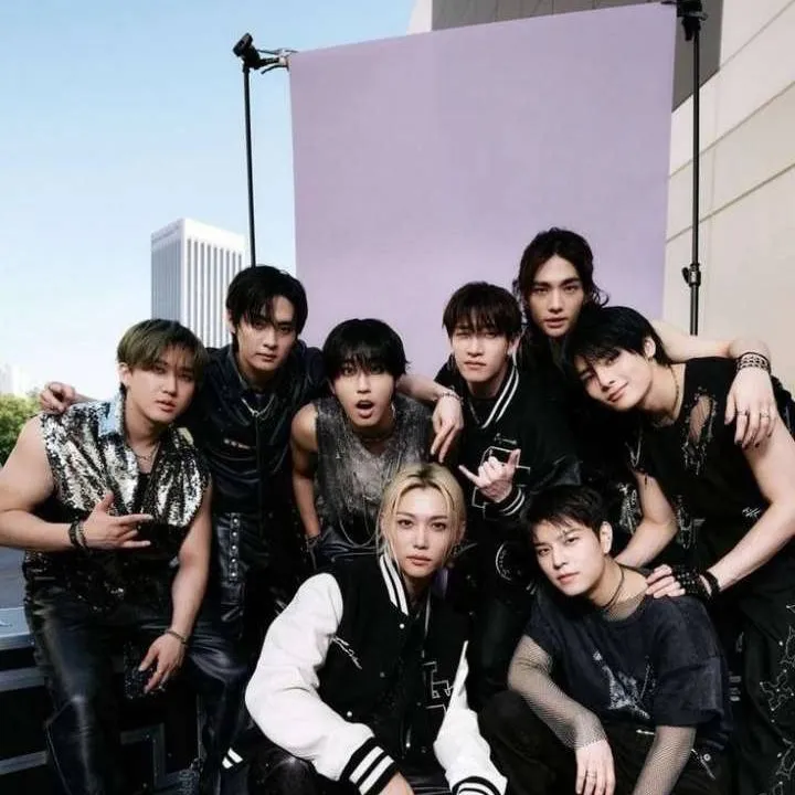 chat with ai character: 💙StrayKids💙