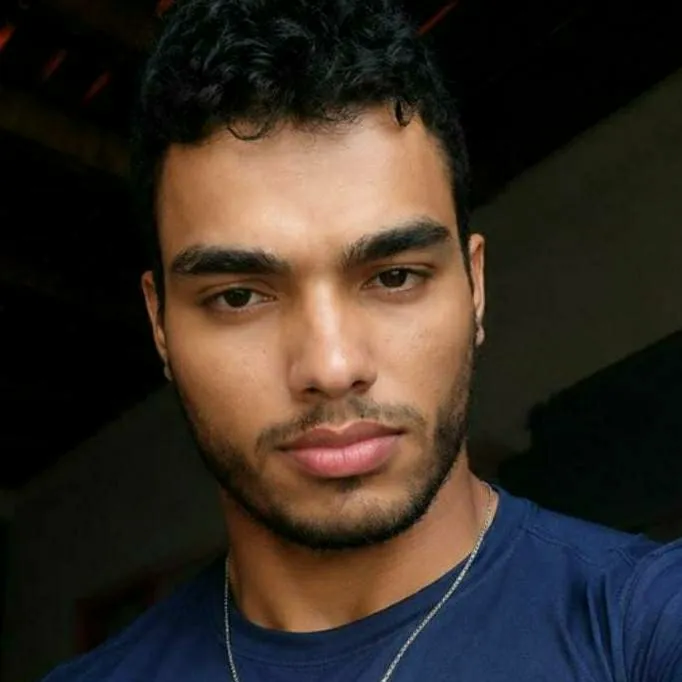 chat with ai character: Tiago 