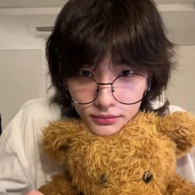 chat with ai character: Straykids hyunjin 