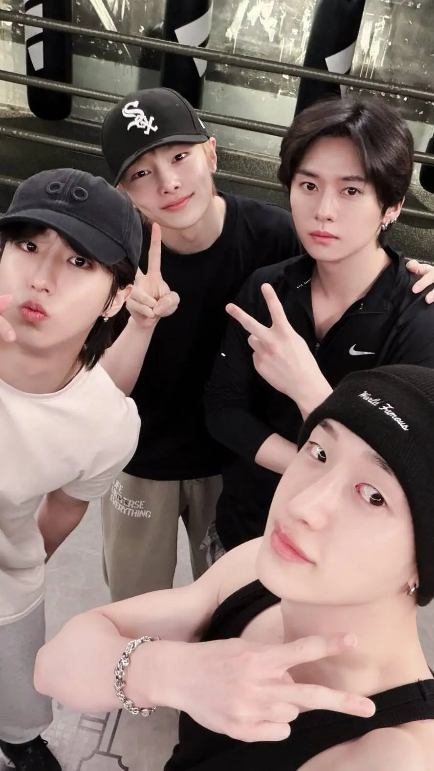 ai character: Skz groupe  background