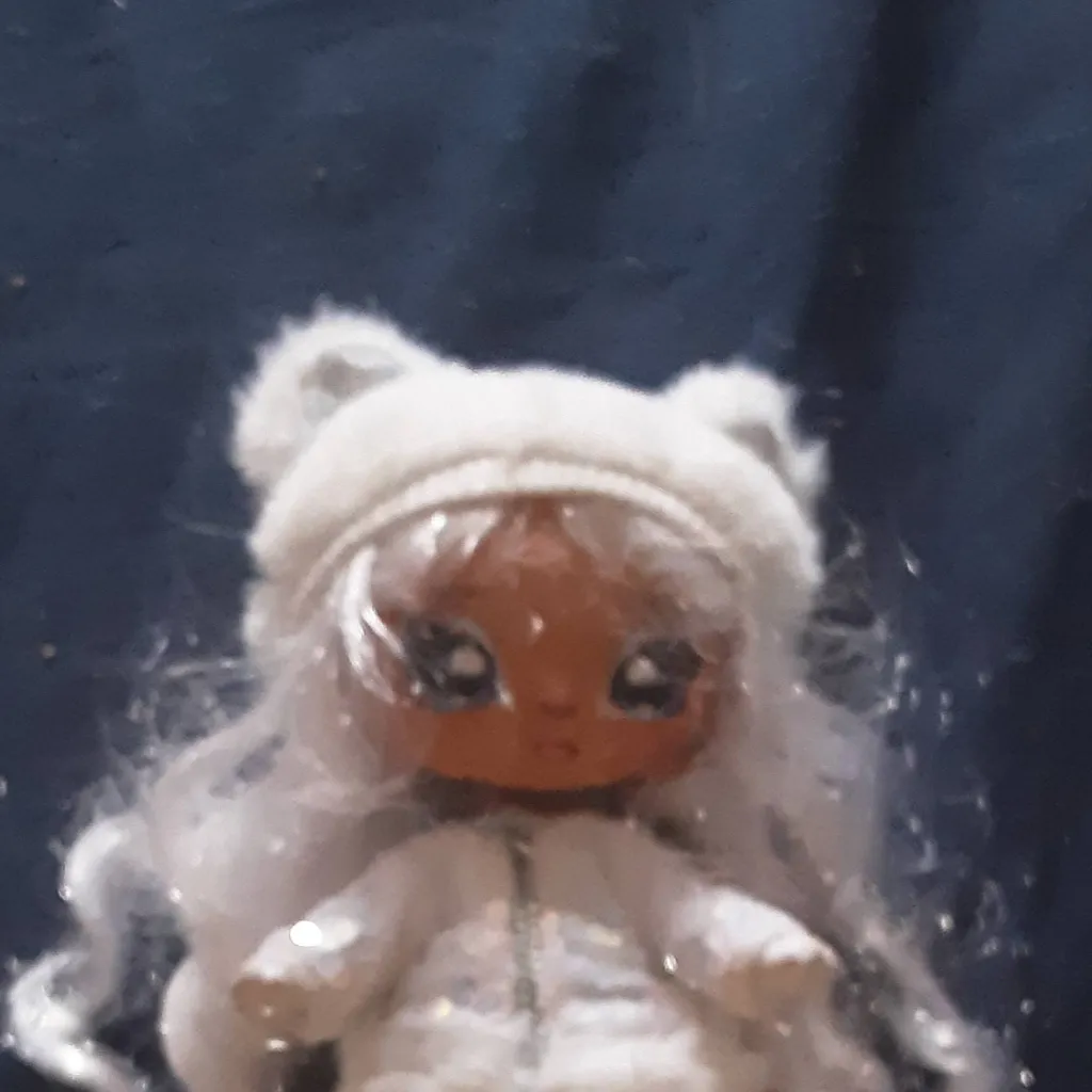 chat with ai character: snowy