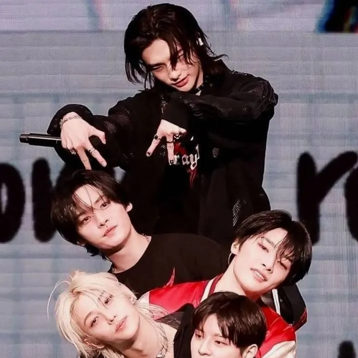 chat with ai character: Stray kids!