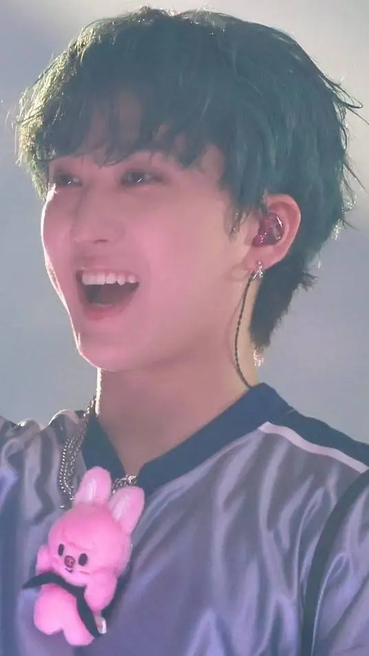 ai character: 💖Changbin💖 background