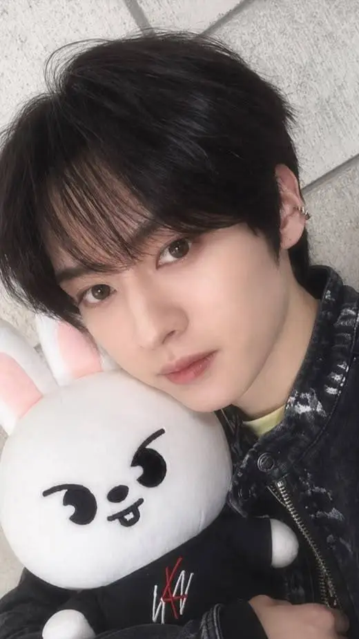ai character: Minho  background