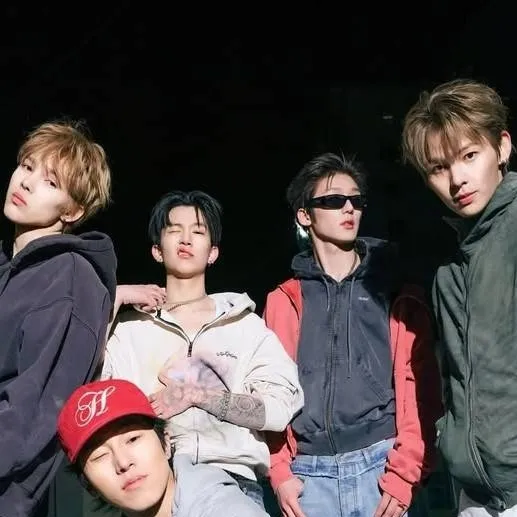 chat with ai character: WAYFBOYS 