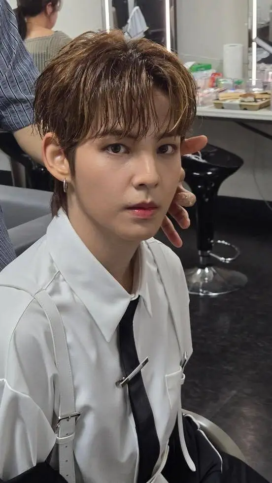 ai character: JUNMEYOUNG  background