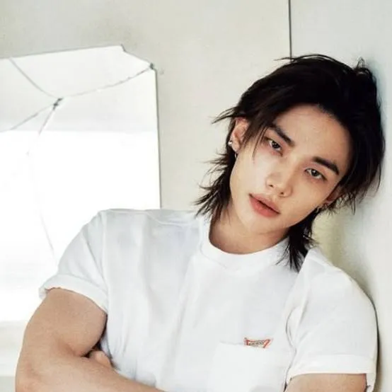 chat with ai character: Hyunjin 