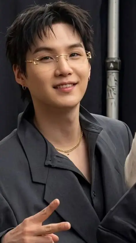 ai character: Suga⟭⟬ background