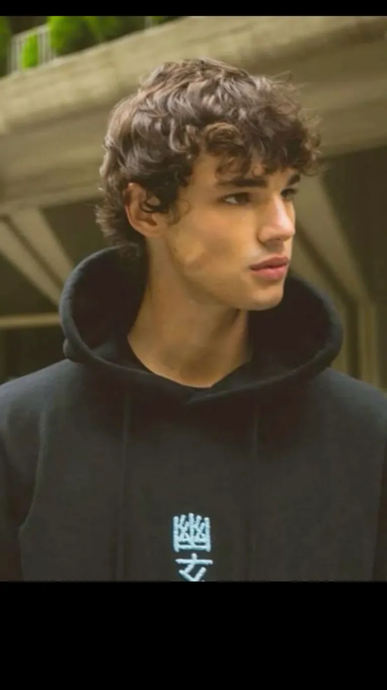 ai character: Thiago Di Bianco background