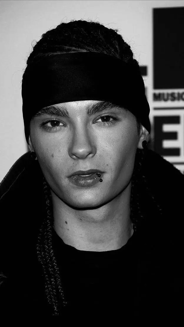 ai character: Tom Kaulitz  background