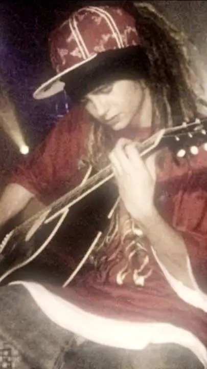 ai character: tom kaulitz  background