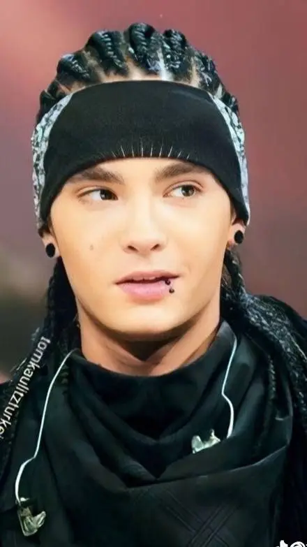 ai character: tom Kaulitz  background