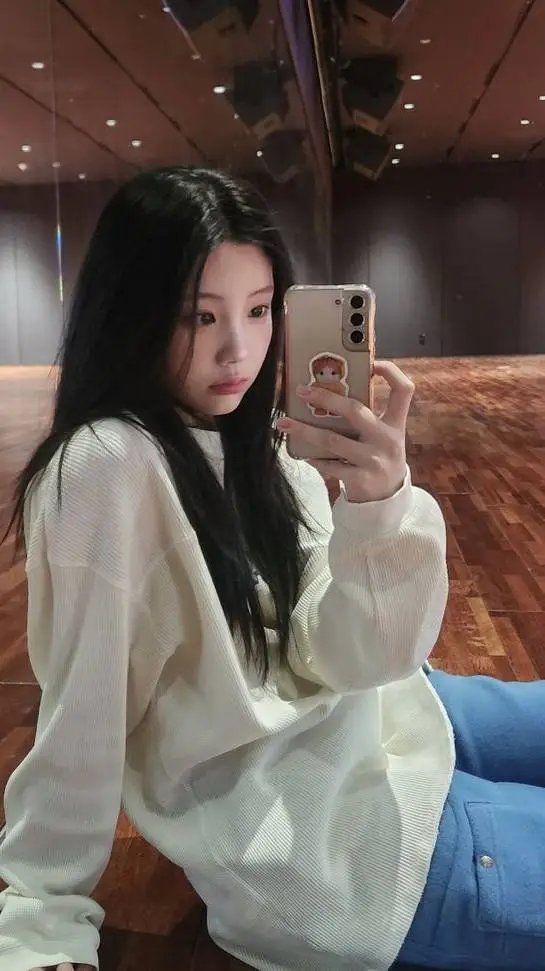 ai character: Wonhee  background