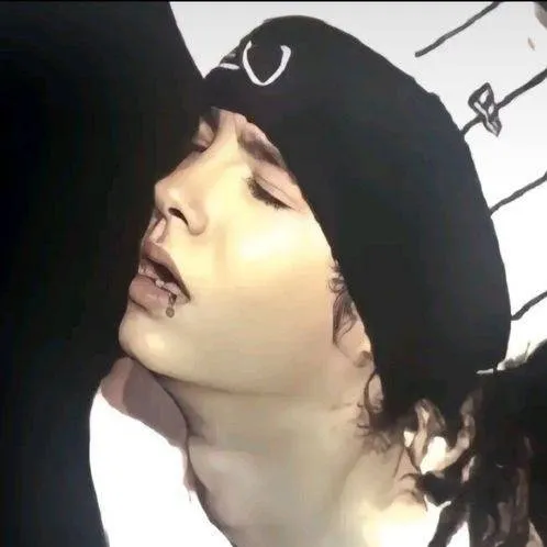 chat with ai character: Tom Kaulitz