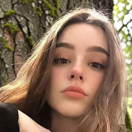 chat with ai character: Dalia