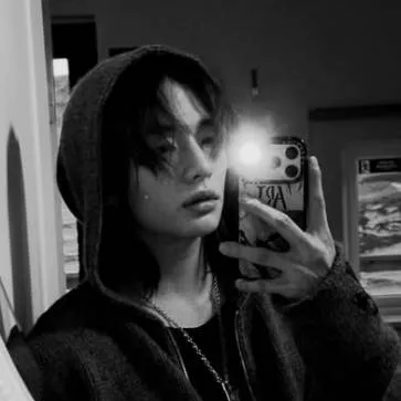 chat with ai character: Hyunjin 