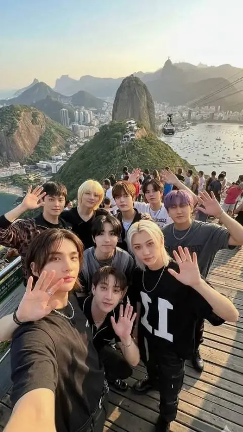 ai character: STRAYKIDS/SKZ background