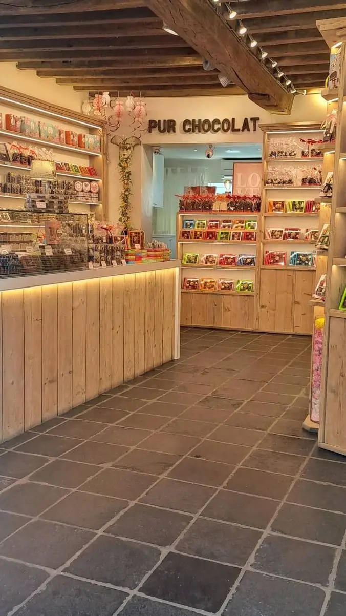 ai character: la tienda  background