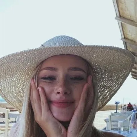 chat with ai character: anna🌊🌞